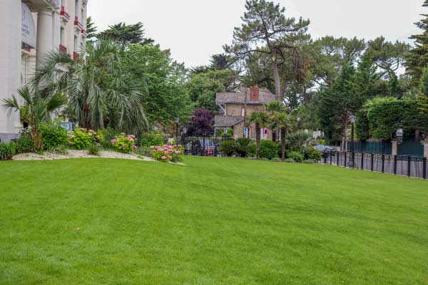 pelouse-bien-entretenue guerande Faites tondre votre pelouse sur la Presqu'île de Guérande